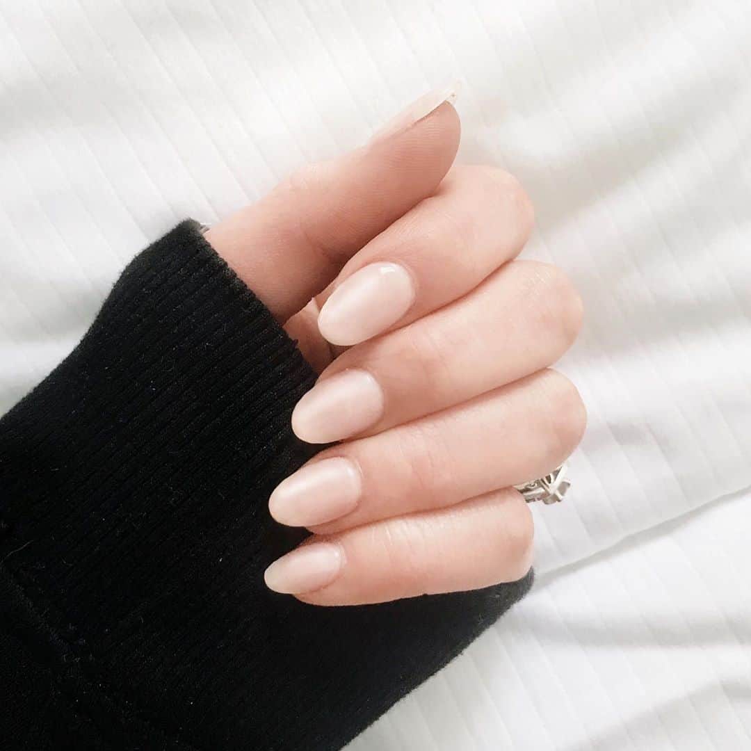 Most versatile nail design are round nails. It has many advantages and one of them is its durability. From foil to floral designs, you can choose from many designs. #naildesigns #nailart #round #nails