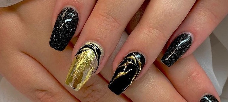 PiggieLuv: Gold leaf nail art