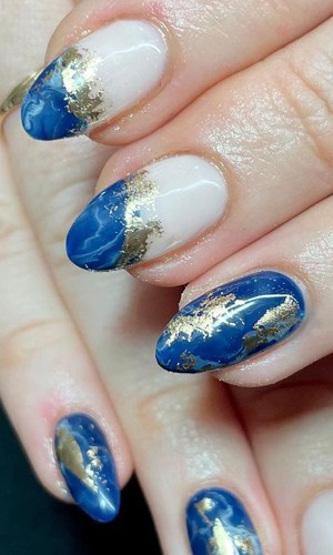 Gold foil designs are hot, and these 23 gorgeous nail designs are proof! Whether it's a quick design like the chevron nails on this post, or something more detailed like the two-tone gold hearts, there's so many ways to show off your beautiful creativity. So go ahead, pick up some gold foil and get to work! #goldfoilnails #goldfoilnailart #goldfoilnaildesigns #goldfoilacrylicnails