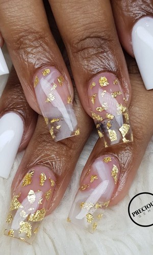 Gold foil designs are hot, and these 23 gorgeous nail designs are proof! Whether it's a quick design like the chevron nails on this post, or something more detailed like the two-tone gold hearts, there's so many ways to show off your beautiful creativity. So go ahead, pick up some gold foil and get to work! #goldfoilnails #goldfoilnailart #goldfoilnaildesigns #goldfoilacrylicnails