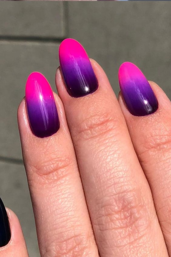 Contrasting Colors From Black to Purple Gradient Nail