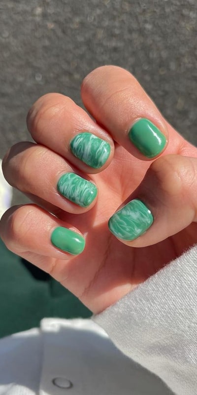 The post is about some of the most beautiful, elegant marble nail designs that are perfect for any occasion. It focuses on different colors and trends including the geometric design, the ombre trend, and many other styles. The list includes everything from short nails to long ones. #marblenails #marblenailart #marblenaildesigns #marbleacrylicnails
