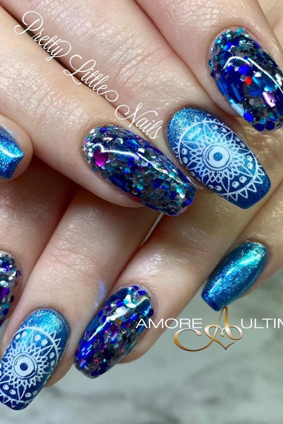 Beautiful and artistic, modern paisley nail designs are all the rage. This post will show how to make your nails look like a work of art, with many different options to choose from. With so many colors on hand, you can get creative and add more flair to your nails with just a few strokes! #paisleynails #paisleynailart #paisleynaildesigns #paisleyacrylicnails