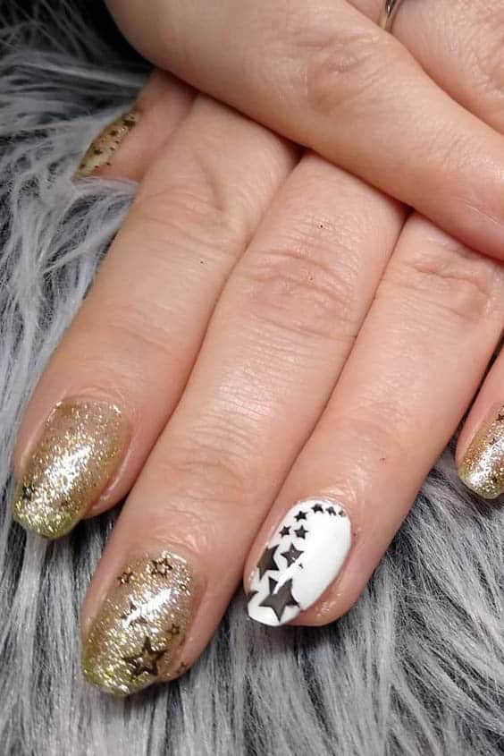 What about the perfect manicure? An elegant and glamorous look for your nails? 27 white and gold nails will do it! Find your favorites in this list we compiled just for you. From cute little designs to more extravagant ones, we have everything that you need to take your fingers up a notch. #whitegoldnails #whitegoldnailart #whitegoldnaildesigns #whitegoldacrylicnails