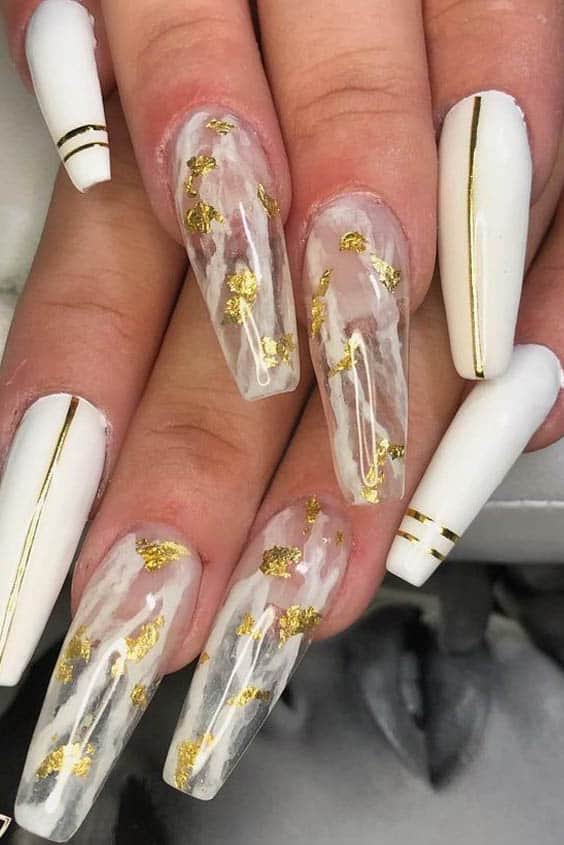 What about the perfect manicure? An elegant and glamorous look for your nails? 27 white and gold nails will do it! Find your favorites in this list we compiled just for you. From cute little designs to more extravagant ones, we have everything that you need to take your fingers up a notch. #whitegoldnails #whitegoldnailart #whitegoldnaildesigns #whitegoldacrylicnails