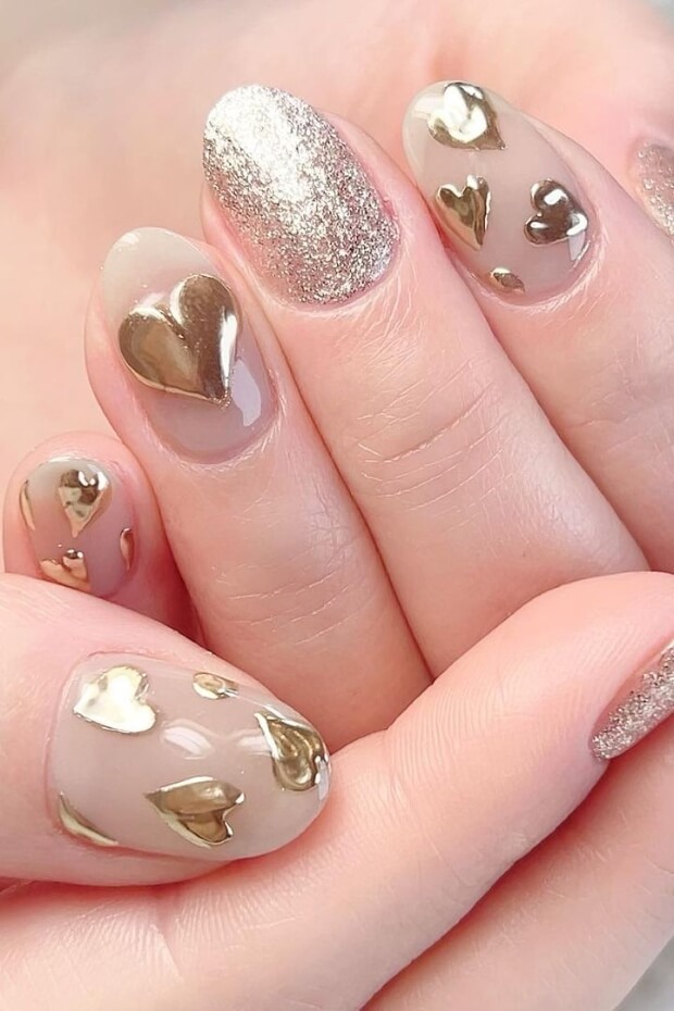 Gold hearts on nail art design