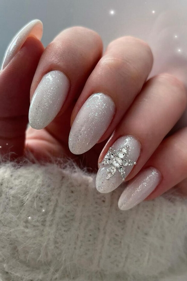 Snowflake pattern on white nails