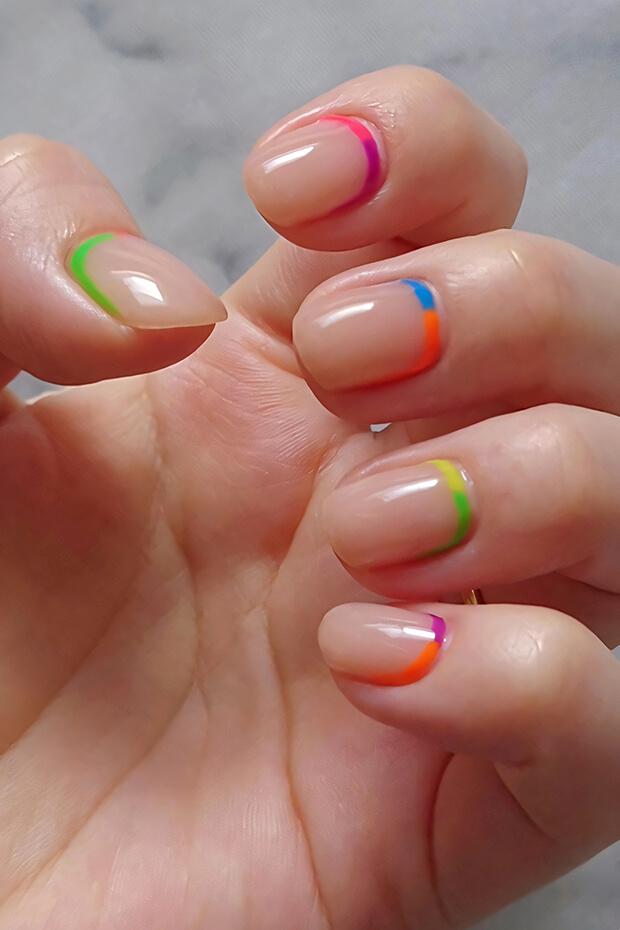 Rainbow-colored stripe on nails