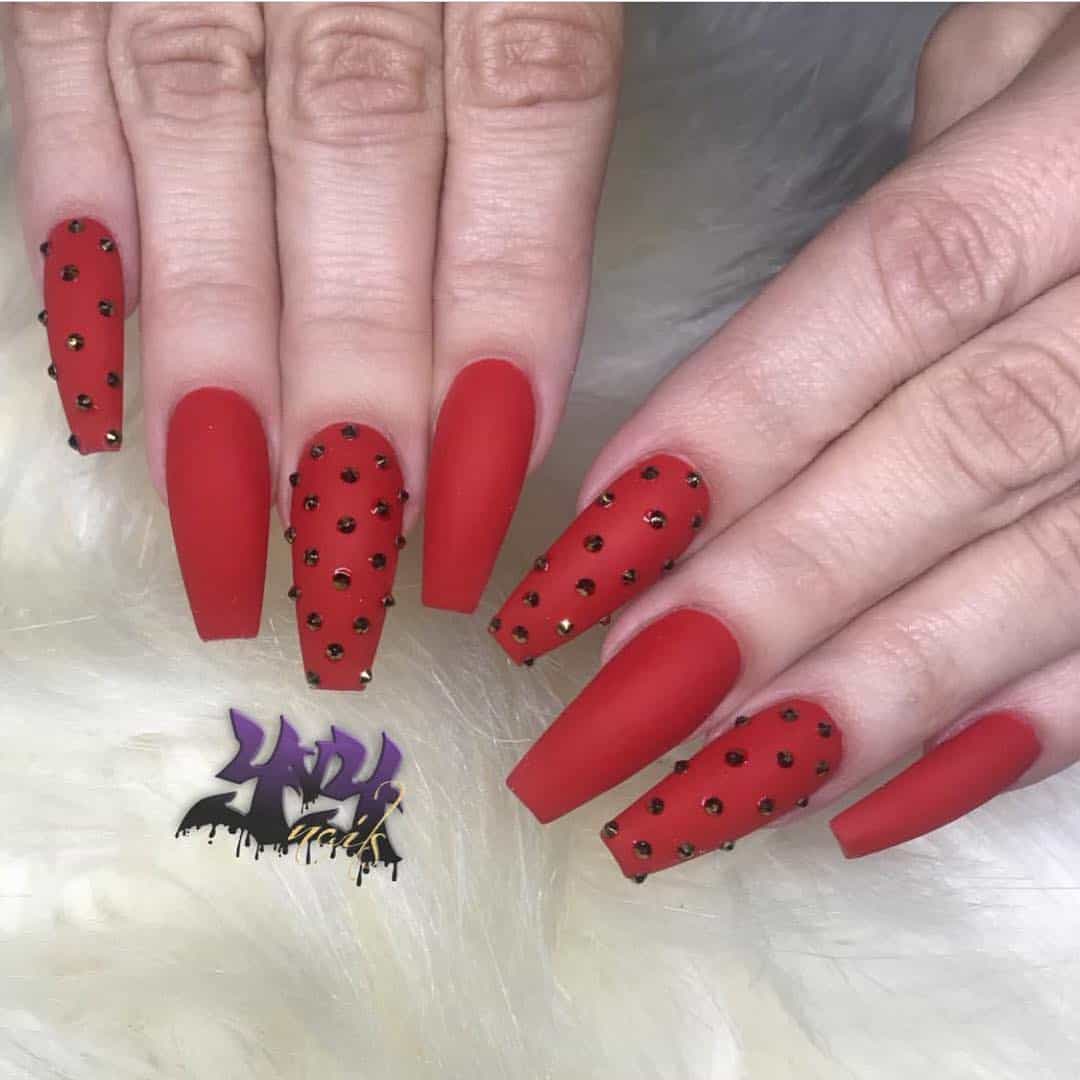 These 18 creative acrylic nail designs are perfect for the girl who wants to show her love for red! Whether you want a simple solid color, a geometric shape, or a delicate pattern, there is something here that any girl will adore. #rednails #rednailart #rednaildesigns #redacrylicnails